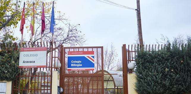Puerta de entrada del colegio público Aravaca. / Patricia Garcinuño