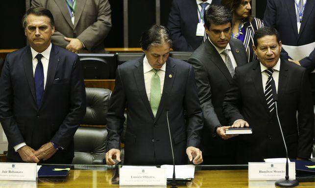 Bolsonaro fija como ejes de su Gobierno en Brasil a Dios y el combate contra la "ideología de género" 3 El vicepresidente de Brasil, el General Hamilton Mourão, jura su cargo. José Cruz/Agência Brasil.