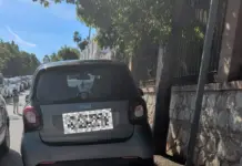 Coche mal aparcado en la entrada CEIP Jardín Botánico