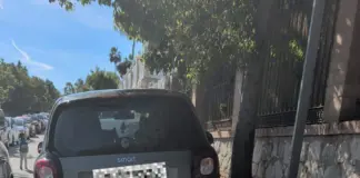 Coche mal aparcado en la entrada CEIP Jardín Botánico