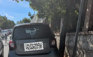 Coche mal aparcado en la entrada CEIP Jardín Botánico