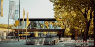 as y Schlotterbeck agitan el mercado del Dortmund image