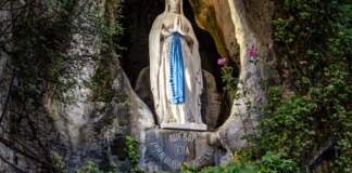 Virgen de Lourdes y su poder para unir a millones image