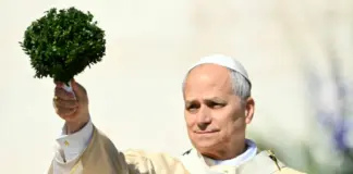 El papa lanza un poderoso llamado a la paz en su mensaje de Pascua.
