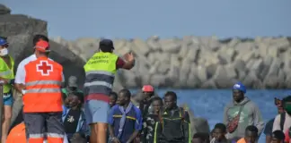 Un nuevo rescate en alta mar: 47 inmigrantes a bordo de una patera son auxiliados cerca de Gran Canaria.