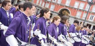 La tamborrada de Madrid celebra la resurrección de Jesús y pone el broche final a la Semana Santa
