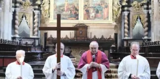 El Arzobispo de Valencia guía el conmovedor Vía Crucis en la Catedral este Viernes Santo