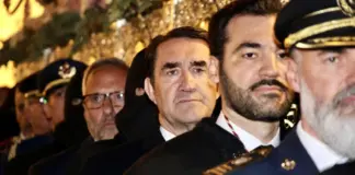 Unidos por la Semana Santa: La sorprendente comunión de líderes del PP, PSOE y Vox bajo un mismo paso en León
