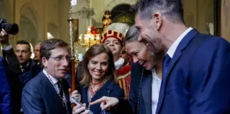 El inesperado encuentro de Almeida y Simeone en la procesión de Medinaceli que dejó a todos boquiabiertos