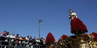 La emocionante procesión del Santísimo Cristo Resucitado y María Santísima Reina de los Cielos invade Málaga en Domingo de...
