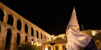 Más de 2.000 cofrades visten Segovia con tradición en la emblemática Procesión de los Pasos