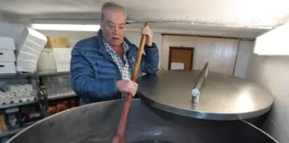 El guardián de la limonada: un pilar de tradición y hermandad en la bodega de Palencia
