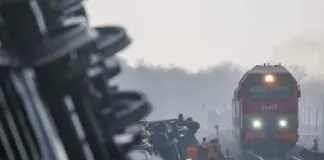 Impactante descarrilamiento de tren en Rusia: 50 heridos y 400 pasajeros en peligro