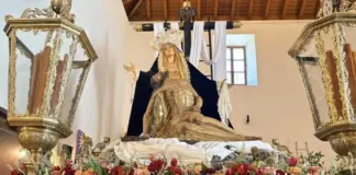 Un imprevisto en plena procesión: el paso de Huelva se queda sin costaleros y concluye su recorrido con la ayuda de volunt...