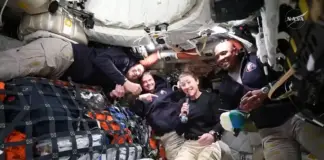 La NASA revela imágenes impactantes: ¡la Luna al alcance de la mano desde su escotilla!