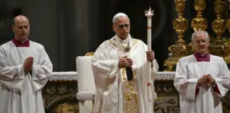 León XIV resalta la esperanza en su inaugural Vigilia Pascual con un poderoso mensaje: Dios nunca está encerrado.