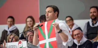 Pradales exige más autogobierno mientras Sánchez continúa cediendo poder al País Vasco.