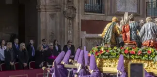 La majestuosa presencia de la Reina y las infantas Elena y Cristina en la emblemática procesión de los Salzillos en Murcia