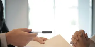 Firma de contrato de licitación pública entre PYME y administración