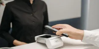La razón de dejar el móvil fuera de la mesa image