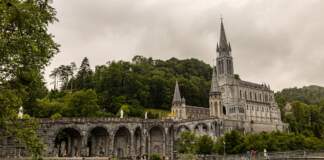 Virgen de Lourdes y su poder de movilizar hoy image