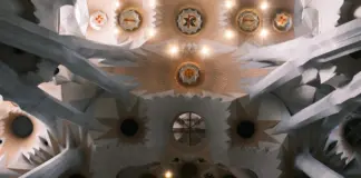 Sagrada Familia alcanza su cima y hace historia image