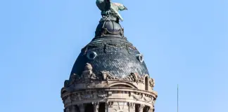 Parlamento de Cataluña y la bandera que divide image