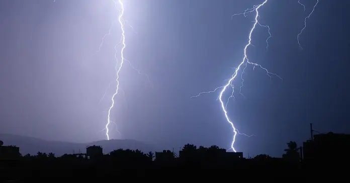 Ciudad Real rayo deja daños y alarma en una vivienda Ciudad Real rayo deja daños y alarma en una vivienda image