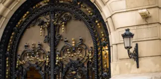 Sofía de Borbón estrena residencia en París con calma image