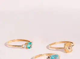 Anillos de oro con piedras de color: la joya que marca tendencia este verano