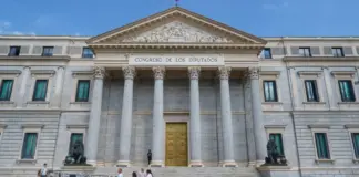Diputado de Vox expulsado tras un tenso choque image