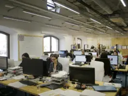 La inteligencia artificial amenaza los empleos de jóvenes en el mundo digital