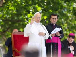 El abrazo del papa León XIV en España: una visita sorprendente