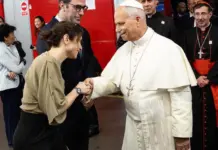Díaz Ayuso se reúne con el Papa León XIV en el Movistar Arena generando alianzas intersectoriales