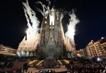 La impresionante bendición de la Torre de Jesucristo de la Sagrada Familia, captada en fotos