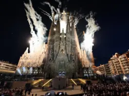 La impresionante bendición de la Torre de Jesucristo de la Sagrada Familia, captada en fotos