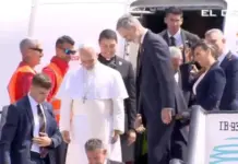El Papa León XIV se ve obligado a descender del avión en pleno vuelo