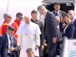El Papa León XIV se ve obligado a descender del avión en pleno vuelo