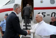 «Vuelo papal retrasado: León XIV vuela en avión del rey Felipe VI»