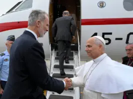«Vuelo papal retrasado: León XIV vuela en avión del rey Felipe VI»