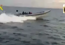 Narcos desechan 5.000 kg de hachís en el mar y huyen en el Estrecho