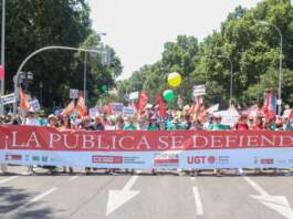 Marcha masiva en Madrid por la enseñanza pública: «Ayuso, la pública está en lucha»
