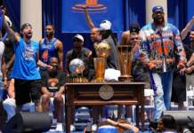 Error policial en desfile campeón deja a jugador de los Knicks confundido