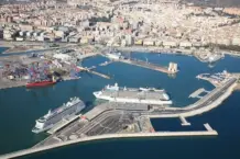 El puerto de Málaga rebosa novedad: suministros de GNL en fondeo