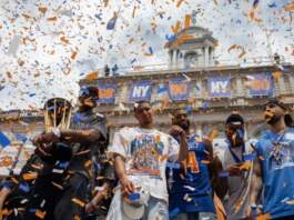 Una pareja se casa en medio de la celebración de los campeones de la NBA
