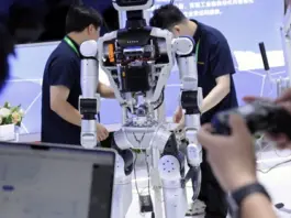 China planea llenar hogares con millones de robots_AI futuristas