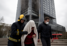 Incendio en la Torre Moeve de Madrid: tres personas confinadas han sido evacuadas