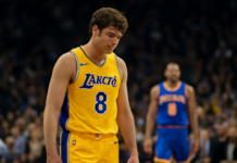 ¿Qué llevó a los Lakers a traspasar a De Larrea a los campeones Knicks?