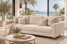 Sofá impecable tras la limpieza profesional de MarbeClean en una vivienda de Marbella con vistas al mar de la Costa del Sol