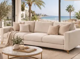 Sofá impecable tras la limpieza profesional de MarbeClean en una vivienda de Marbella con vistas al mar de la Costa del Sol